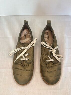 Cool Planet Olive Quilted Slip-On Sneakers. Size 8.5M